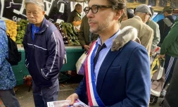 Paris : un maire adjoint se balade avec un rat sur l’épaule pour faire aimer ces rongeurs