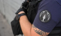 Un membre de la CRS 8 en patrouille dans le quartier de Pissevin, à Nßmes, le 22 août 2023 dans le Gard