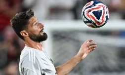  L'attaquant français Olivier Giroud, qui s'est engagé pour une saison avec Lille, lors de l'échauffement à la Coupe du monde des clubs sous le scouleurs du Los Angeles FC, le 24 juin 2025 © PATRICIA DE MELO MOREIRA / AFP 