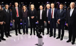 Les équipes de BFM préparent le plateau télé du débat entre les 11 candidats à la présidentielle, le 3 avril 2017 à Aubervilliers