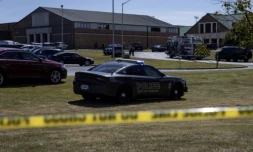 Une voiture de police devant le lycée Apalachee de Winder, en Géorgie (sud-est des Etats-Unis), le 4 septembre 2024 ( AFP / CHRISTIAN MONTERROSA )