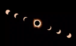 Un montage réalisé à partir de sept photos montrant l'évolution de l'éclipse totale à Bloomington, dans l'Indiana, le 8 avril 2024 ( AFP / JOSH EDELSON )
