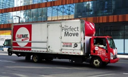 Un camion de déménagement dans le quartier du Queens à New York, 25 mai 2020