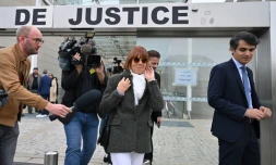 Gisèle Pelicot, avec ses avocats Stéphane Babonneau (à droite) et Antoine Camus (à droite, à l'arrière-plan), au tribunal d'Avignon, le 2 octobre 2024