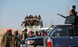 Des civils qui ont fui les combats à Mossoul ouest, se dirigent vers le camp de Hamman al-Alil le 27 mars 2017 en Irak