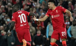 L'attaquant sénégalais de Liverpool Sadio Mané, félicité par le milieu de terrain colombien Luis Diaz, après avoir marqué le 2e but face à Villareal, lors de leur demi-finale aller de la Ligue des Champions, le 27 avril 2022 au Stade d'Anfield Road