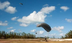 Exercice tactique sur l'île de Juan de Nova pour les parachutistes d'infanterie de marine