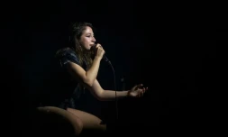 Enquête ouverte après des propos de la chanteuse Izïa évoquant un lynchage de Macron