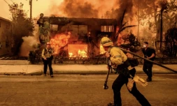 Des pompiers combattent le feu à Los Angeles, le 8 janvier 2024 ( AFP / JOSH EDELSON )
