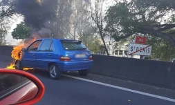 Voiture en feu, la Jamaïque, bretelle d'insertion du Chaudron