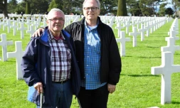 André Gantois (gauche), 72 ans de Ludres et Allen Henderson (droite), 64 ans de Greenville (Caroline du Sud), pose ensemble à Colleville-sur-mer, le 24 septembre 2018