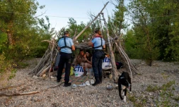 Des gendarmes contrôlent des touristes lors d'une opération de prévention contre les bivouacs illégaux susceptibles de provoquer un départ de feu, le 8 août 2026 autour du lac de Sainte-Croix, aux portes des Gorges du Verdon