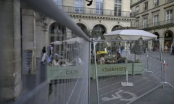 Un café à cÎté d'une clÎture de zone de sécurité à Paris, le 22 juillet 2024 ( AFP / MAURO PIMENTEL )