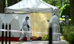 Des membres de la police scientifique sur les lieux oĂč un homme d'affaires a Ă©tĂ© abattu Ă Neuilly-sur-Seine, dans les Hauts-de-Seine, le 16 avril 2026 ( AFP / JULIEN DE ROSA )