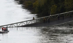 Un camion et une voiture ont été précipités dans le Tarn lundi matin, quand un pont suspendu qui enjambe la riviÚre s'est effondré, a-t-on appris auprÚs des pompiers