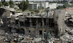 Les secours israéliens évacuent un blessé près de la ville de Sdérot, dans le sud d'Israël, le 7 octobre 2023