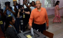 Le Premier ministre sortant et candidat du Mouvement socialiste militant Pravind Jugnauth, dans un bureau de vote de Port-Louis à Maurice, le 10 novembre 2024 ( L'Express Maurice / Rishi ETWAROO )