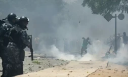 Des partisans de l'opposant sénégalais Ousmane Sonko lancent des pierres en direction des forces de l'ordre le 1er juin 2023, à Dakar ( AFP / GUY PETERSON )