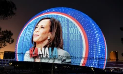 Portrait de la vice-présidente des Etats-Unis, candidate malheureuse à la présidentielle, Kamala Harris, projeté sur la façade de Sphere, une salle de spectacle à Las Vegas, dans le Nevada, aux Etats-Unis, le 4 novembre 2024