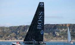 Alex Thomson et Guillermo Altadill Ă bord du monocoque Imoca "Hugo Boss" le long de la cĂŽte prĂšs du Havre, le 25 octobre 2019