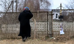 Une femme Ă Borodianka, en Ukraine, le 4 avril 2022