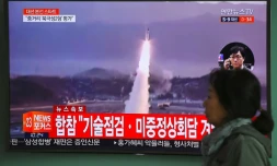 Une femme passe devant un écran de télévision montrant un nouveau tir de missile en Corée du nord, le 5 avril 2017 à Séoul