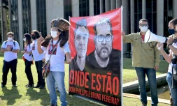 Les portraits du journaliste britannique Dom Phillips (g) et de l'expert brésilien Bruno Pereira disparus, lors d'un rassemblement devant le ministère de la Justice, le 14 juin 2022 à Brasilia