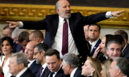 Howard Lutnick, pressenti au poste de secrétaire au Commerce américain, gesticule lors de l'investiture de Donald Trump en tant que 47e président des États-Unis, à Washington, le 20 janvier 2025