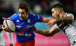 L'ouvreur argentin du Stade français Nicolas Sanchez (g) tente d'échapper au centre de Toulouse Sofiane Guitoune, le 5 janvier 2020 au stade Jean-Bouin à Paris