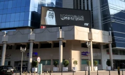 Un message de condoléances sur un écran géant aprÚs le décÚs de l'émir du Koweit, cheikh Nawaf al-Ahmad Al-Sabah, le 16 décembre 2023 à Koweit