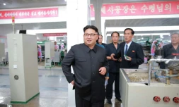 Le leader nord-coréen Kim Jong-Un (au centre) inspecte une usine à Pyongyang le 21 juin 2016