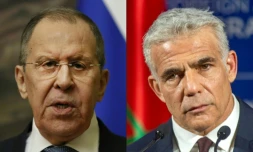Collage d'images d'archives créée le 2 mai 2022 montrant le ministre russe des Affaires étrangères Sergueï Lavrov participant à une conférence de presse à Moscou le 27 avril 2022 et le ministre israélien des Affaires étrangères Yair Lapid lors d'une conférence de presse à Casablanca, dans l'ouest du Maroc, le 12 août 2021