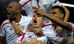 L'attaquant du Séville FC Kevin Gameiro (c), auteur du dernier tir au but face à l'Athletic Bilbao, le 14 avril 2016 au stade Sanchez Pizjuan