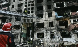 Des pompiers cherchent des rescapés dans les décombres d'un immeuble touché par des tirs dans le quartier d'Obolon, à Kiev, le 14 mars 2022
