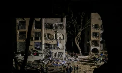 PremiÚre inspection du site frappé par un missile iranien à Arad, dans le sud d'Israël le 22 mars 2026