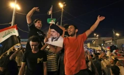 Des partisans de l'influent clerc chiite Moqtada al-Sadr rassemblés avant les résultats officiels des élections législatives anticipées à Najaf, le 11 octobre 2021 en Irak