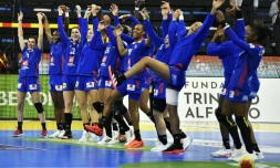 Le bonheur des Bleues à l'issue de leur victoire convaincante contre l'Angola dans le groupe A du Mondial de hand à Granollers, le 3 décembre 2021