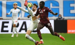 Le défenseur brésilien de Marseille, Luan Peres, à la lutte avec l'attaquant sénégalais de Metz, Lamine Gueye, lors de la 13e journée de Ligue 1, le 7 novembre 2021 au Stade Vélodrome