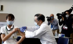 Une soignante se fait administrer un vaccin anti-covid le 17 février 2021 à Tokyo