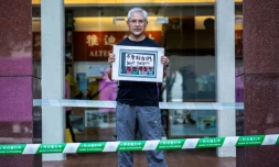 Le caricaturiste Wong Kei-kwan pose avec un dessin Ă Hong Kong le 20 juin 2020