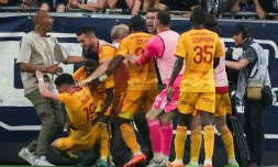 Le joueur de Rodez Lucas Buades (g) qui venait de marquer, bousculé par un supporter de Bordeaux (c), le 2 juin 2023 au stade Matmut Atlantique  