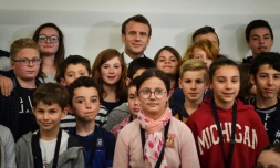 Emmanuel Macron pose pour une "photo de classe" à Beaupréau-en-Mauges dans le Maine-et-Loire, le 28 mars 2019  