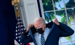 Le président américain Joe Biden remet sa veste après avoir reçu sa troisième dose de vaccin anti-Covid à la Maison Blanche, à Washington, le 27 septembre 2021
