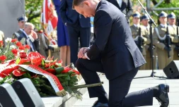 Le président polonais Andrzej Duda dépose une gerbe lors de la cérémonie à la mémoire des héros du soulèvement du ghetto de Varsovie en 1943. Le 19 avril 2018
