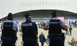 Des policiers devant le Stade Vélodrome à Marseille avant un quart de finale du Mondial de rugby entre l'Angleterre et les Fidji, le 15 octobre 2023