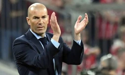 L'entraîneur du Real Madrid Zinédine Zidane applaudit son équipe après la victoire face au Bayern en demi-finales aller de Ligue des champion, le 25 avril 2018 à Munich