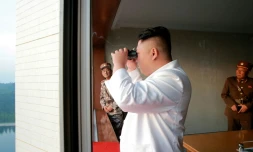 Une photo fournie par l'agence officielle nord-coréenne, montrant le leader nord-coréen Kim Jong-Un, regardant un test de missile ballistique en Corée du Nord, le 30 mai 2017