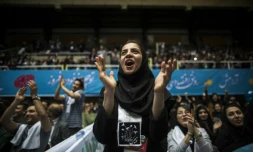 Une Iranienne applaudit lors d'une réunion électorale de réformistes à Téhéran, le 20 février 2016