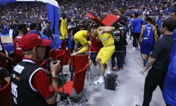 Une scène de la bagarre générale qui a mis aux prises basketteurs phillipins et australiens, lundi 2 juillet 2018 à Manille, lors d'un match de qualification au Mondial-2019