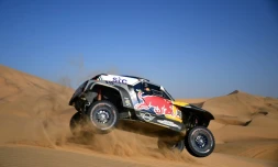 La Mini pilotée par Stéphane Peterhansel fonce sur les dunes du rallye-raid "Dakar" en direction de Wadi Ad-Dawasir, le 4 janvier 2021
